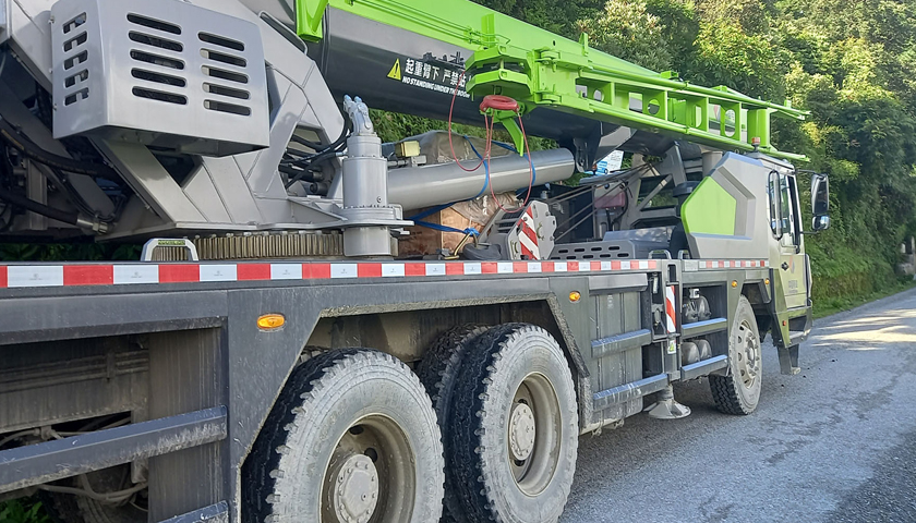 रसुवागढी नाकाबाट पहिलो पटक जुम क्रेन आयात