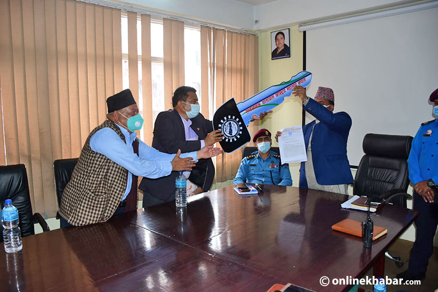 यातायात व्यवसायीको आन्दोलन , सरकारलाइ बुझाए चाबी