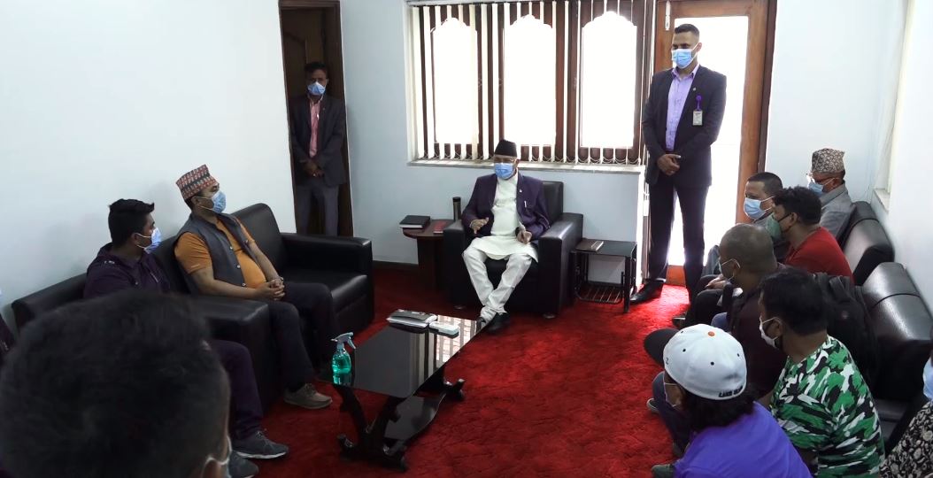 अध्यक्ष ‌ओली पार्टी कार्यालयमा नियमित