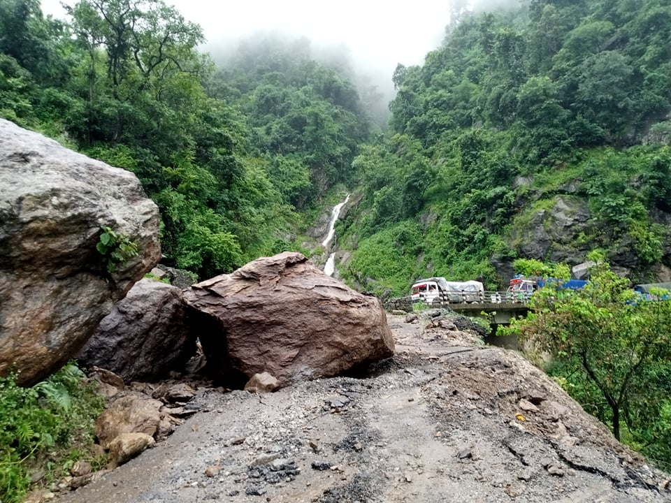 कालेखोलामा पहिरो एक जना घाइते