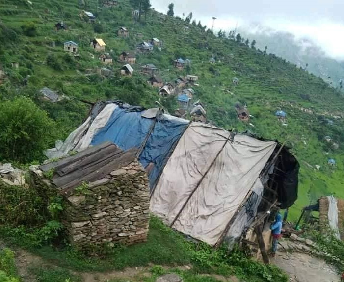 फेरीएन मोति विकको घरको छानो,