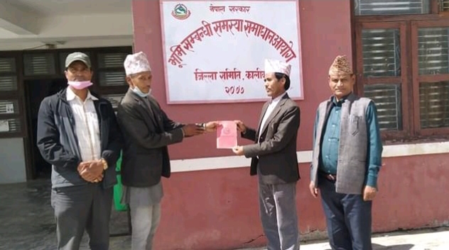 भुमी आयोगले दियो कालिकोटमा ३३ जनालाई रातोपुर्जा
