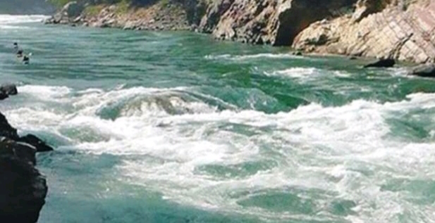 कर्णाली नदीमा डुंगा पल्टिँदा  एकजनाको शव फेला, ३ जना वेपत्ता