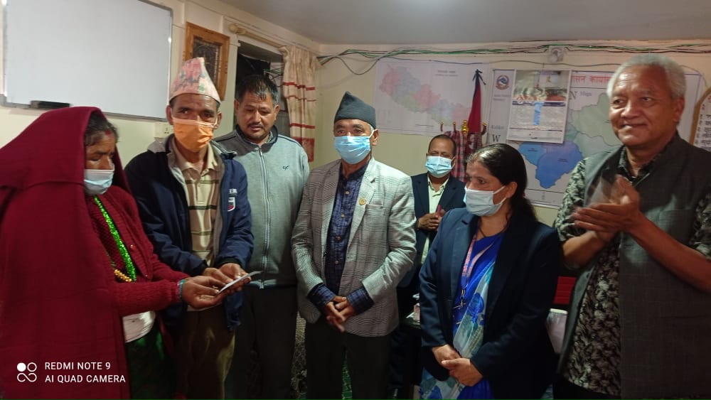 प्रहरीको कुटाईबाट निधन बुढाका परिवारलाई राहत दिइयो