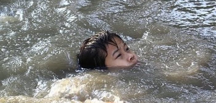 तीन बालिकालाई खोलाले बगायो