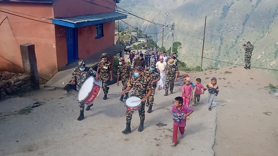 हर्ष वढाइका साथ फुलपाती भित्राइयो