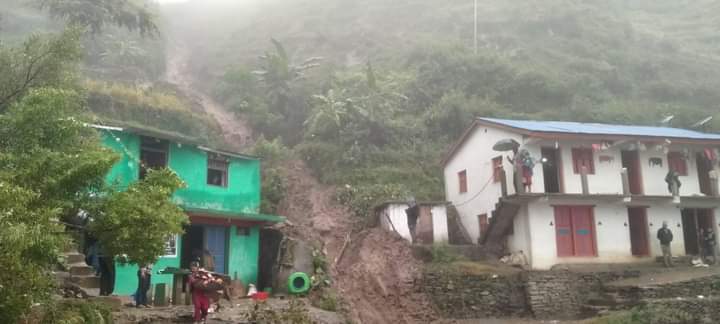 घर भत्किँदा महावैमा एक जनाएको मुत्यु ठाउँ,ठाउँमा ठूलो पहिराे