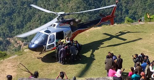 भालुकाे आक्रमणबाट घाइतेकाे हेलिकप्टरबाट उद्वार