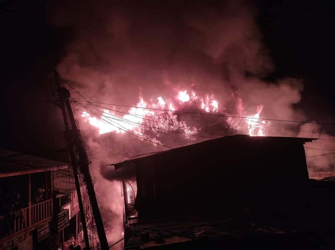 मध्यरातमा मुगुमा ठूलो आगलागी, २० घर जलेर नष्ट