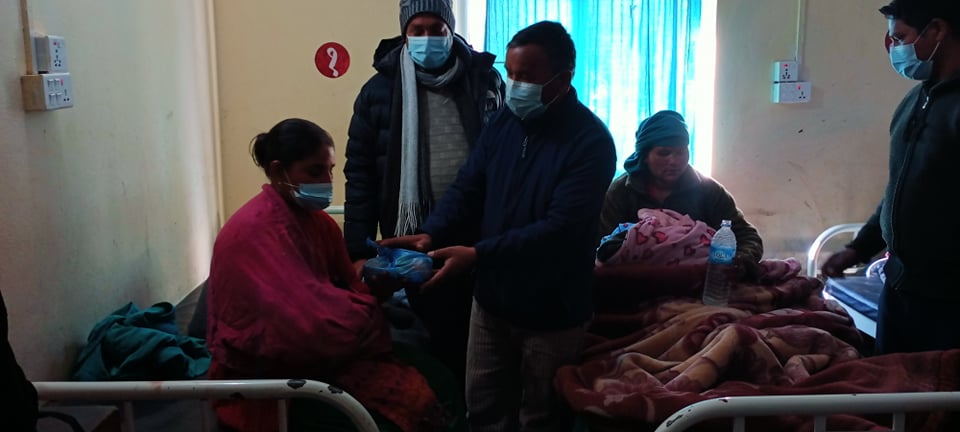 नेपाल नर्सिङ दिवसःबिरामीहरुलाई फलफूल बितरण गरि मनाईयो।