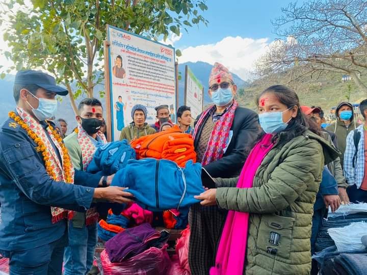 केपी खनालले गरे पहिरो पिडितलाई न्यानो लुगा प्रदान