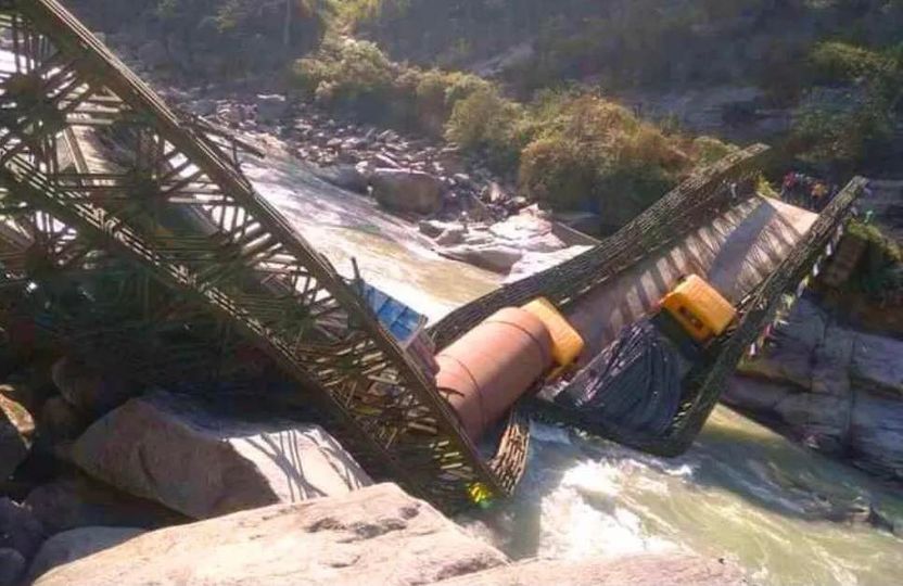 अरुण नदीको बेलीब्रिज भाँचियो, तीनवटा ट्रक पुलमै अड्कियो