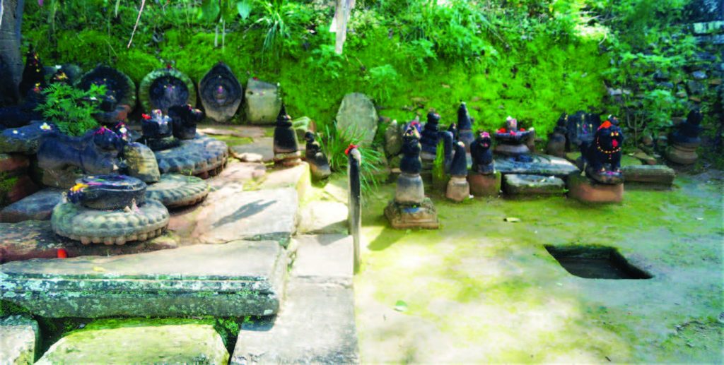 आस्थाका मूर्ति खुला आकाशमुनि