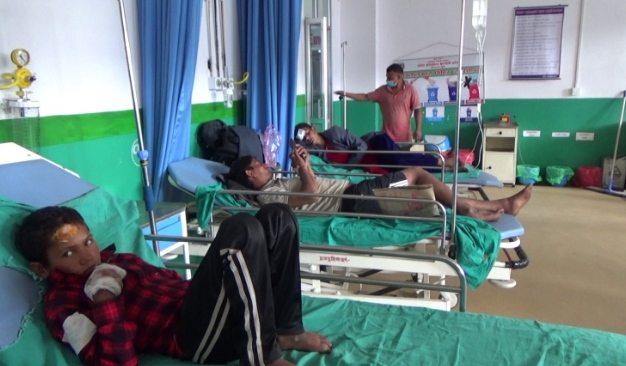 दैलेख बस दुर्घटनामा मृत्यु हुने ४ जनाको सनाखत घाईतेको सुर्खेतमा उपचार दुदै