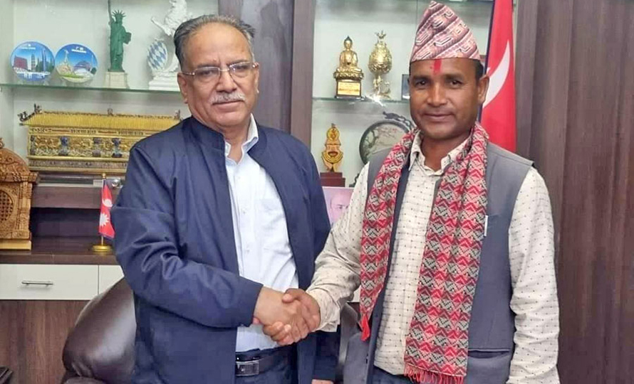 स्वतन्त्र उम्मेदवारी दिएर गाउँपालिका अध्यक्ष जितेका केसी माओवादीमा लागे