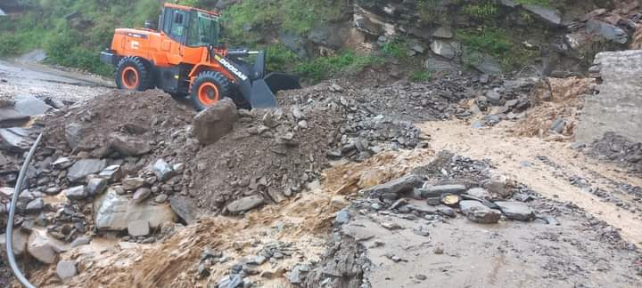 सुनार खाेलामा पहिरो, राजमार्ग बन्द