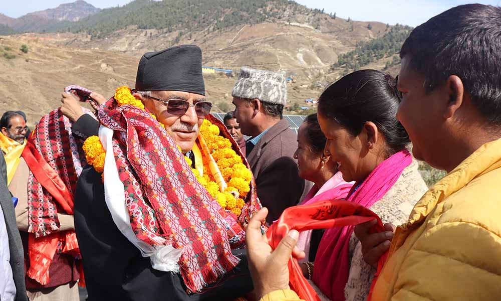 सुर्खेतमा प्रचण्डमाथि माओवादी पूर्वलडाकुद्वारा जुत्ता प्रहार