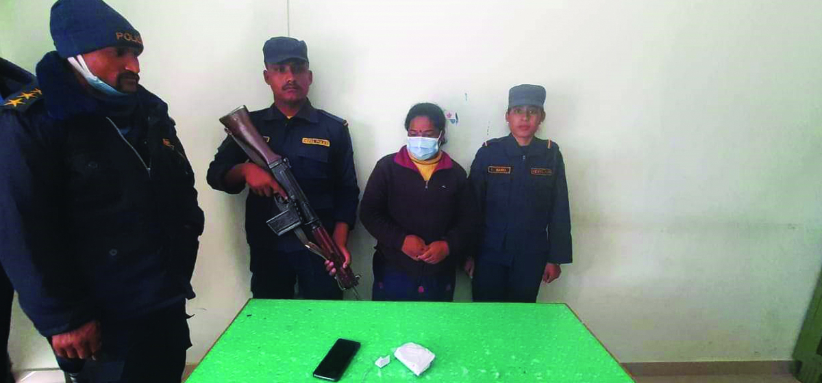 ब्राउन सुगरसहित एक महिला पक्राउ