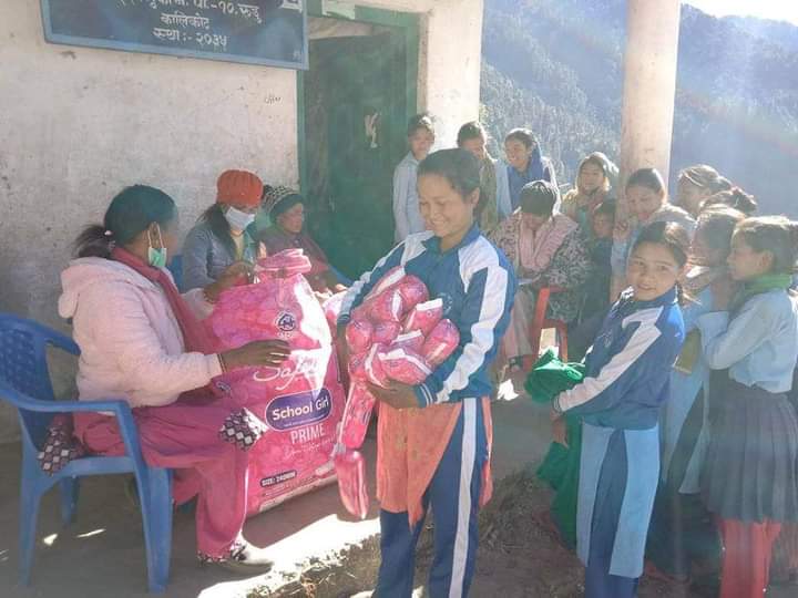 छात्रालाई निःशुल्क सेनिटरी प्याड वितरण