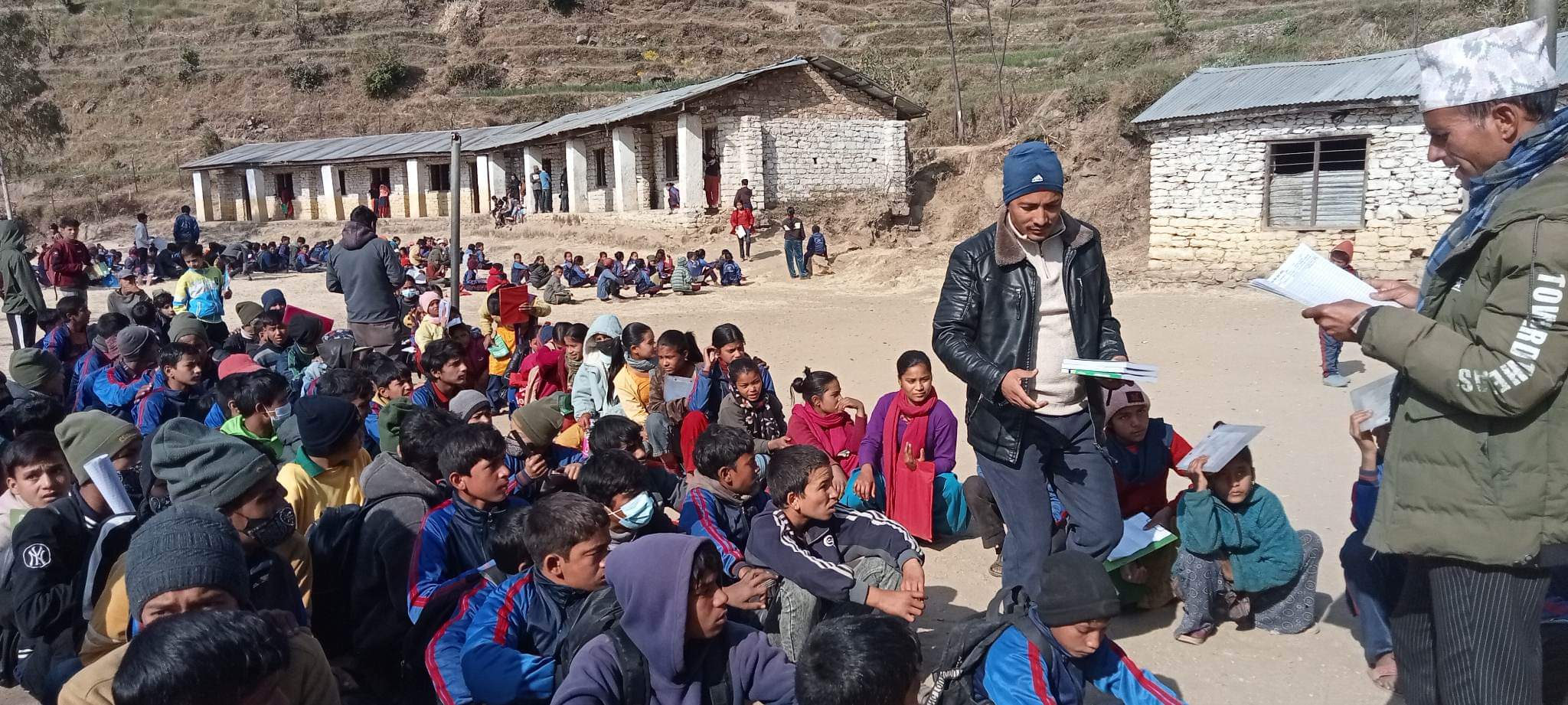 विद्यार्थीलाई नि:शुल्क पुस्तक बितरण