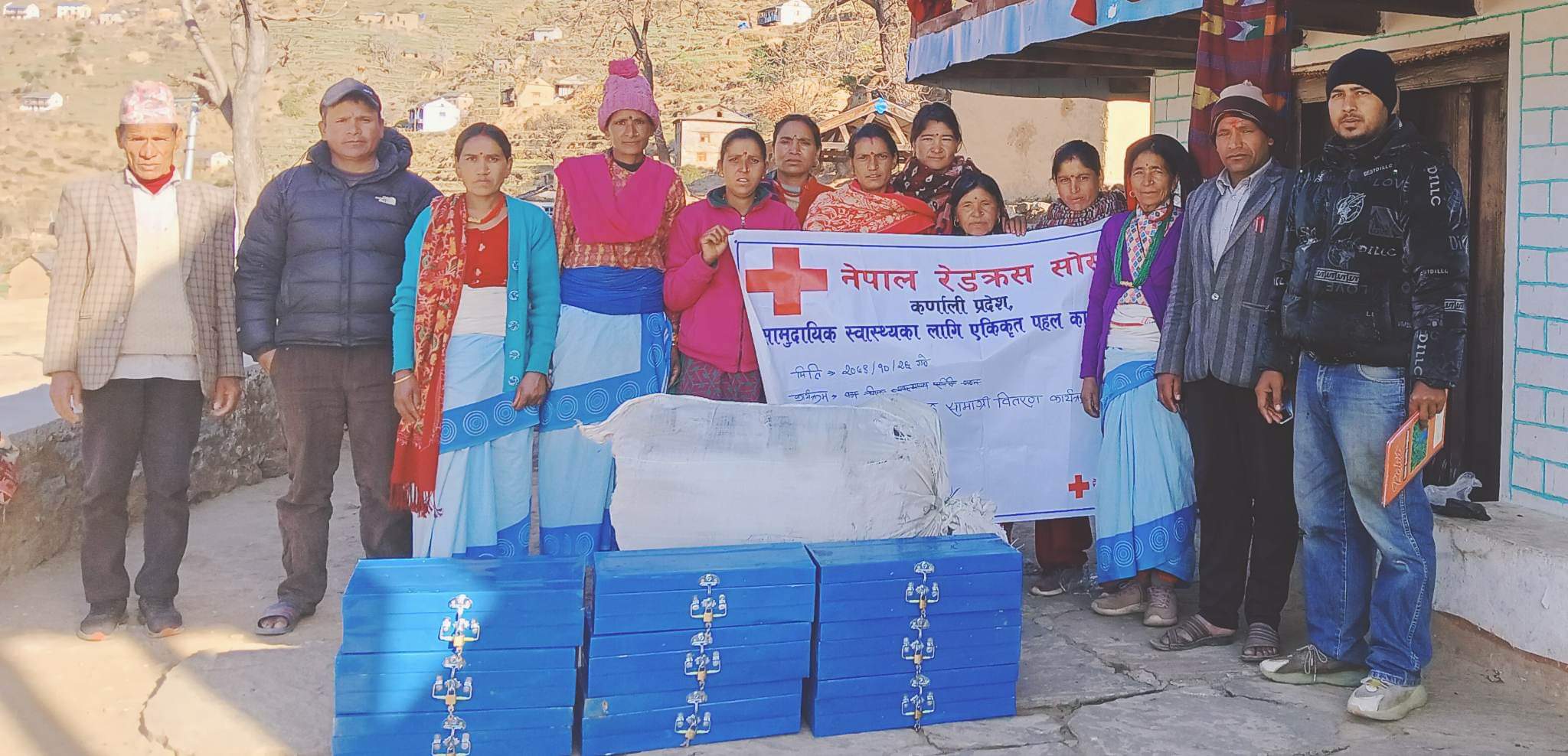 आमा समूहलाई बैठक सामाग्री सहयोग