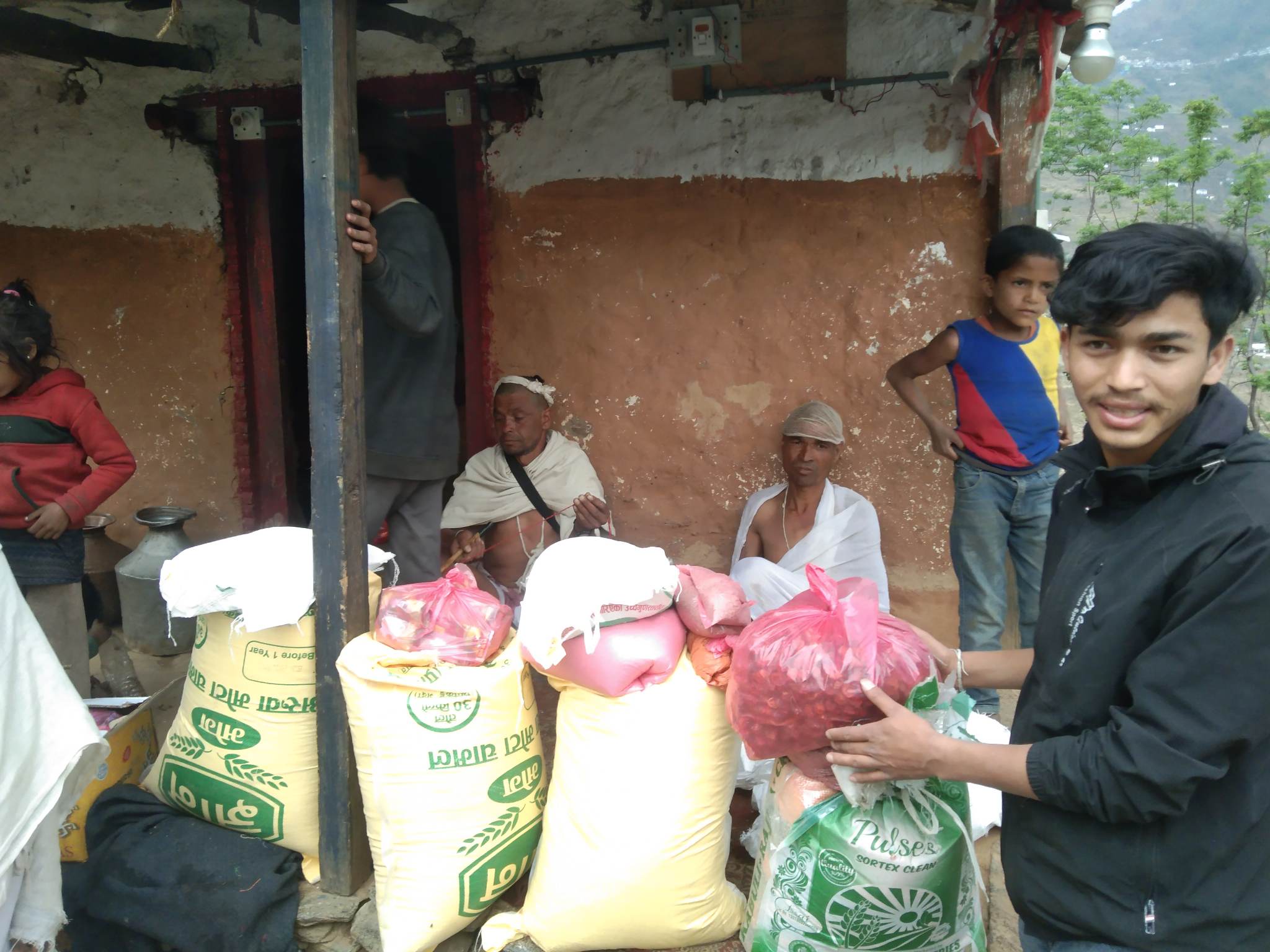 अतिविपन्न तथा दलित घरपरिवारलाई खाद्यान्न सहयोग